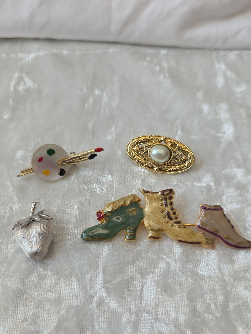Vintage Lot Brooches Trifari, 1928, Unbranded* - Picture 1 of 9